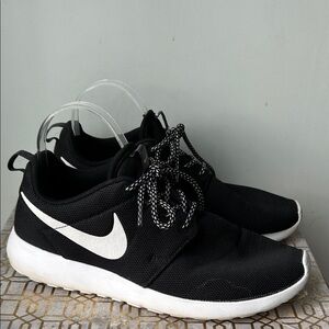 Nike Roshe One Running Shoes Sneakers Women's size 9